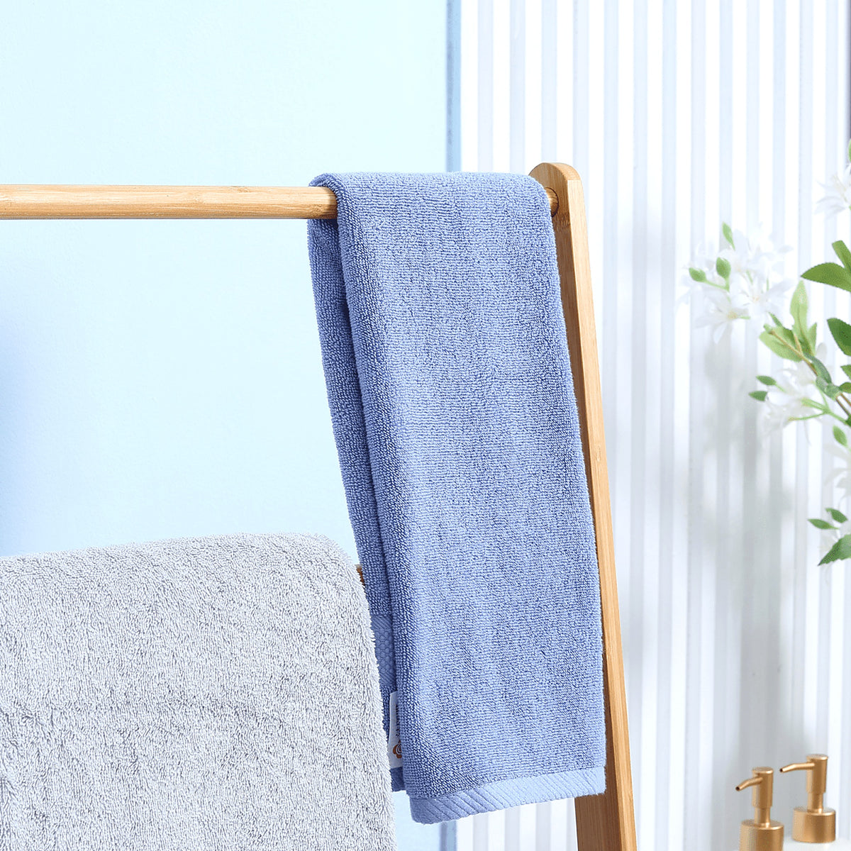 Freestanding Bamboo Towel Ladder with 3 Bars and 3 Shelves - view 4