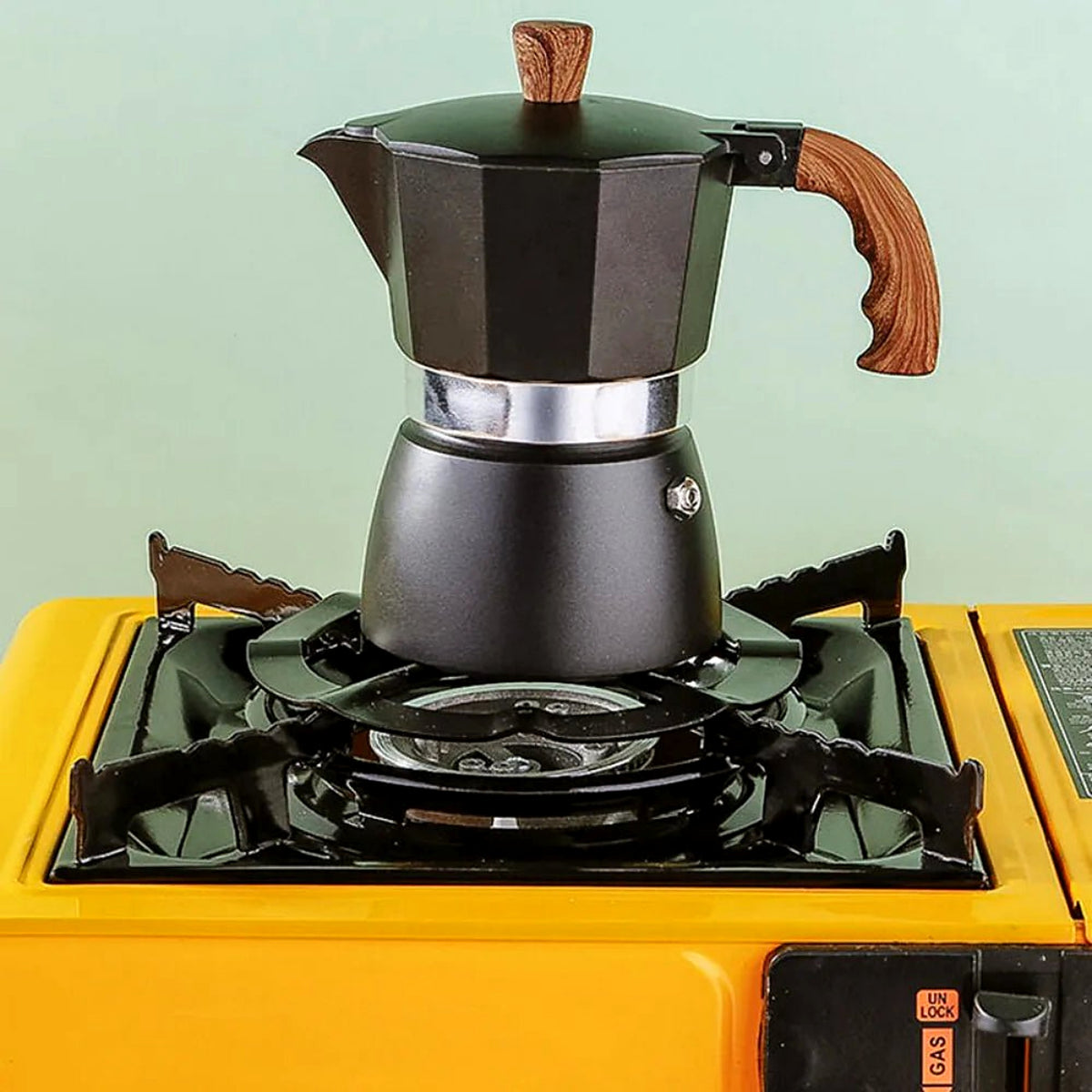 Gas ring reducer under a moka pot on the hob